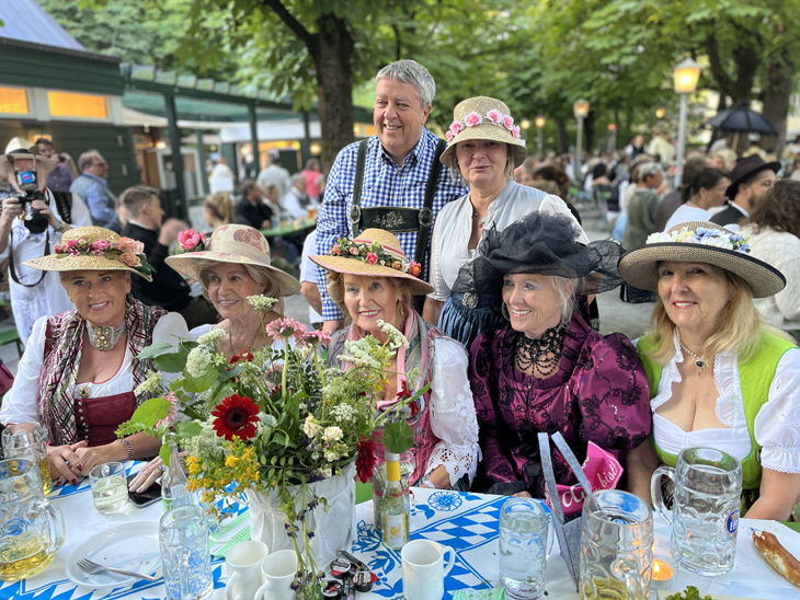 Kocherlball 2022 - 31 Jahre Kocherlball im Biergarten am Chinesischen Turm 17.07.2022 mit „Schreinergeiger“ & „Tanngrindler Musikanten“ (©Foto: Martin Schmitz)